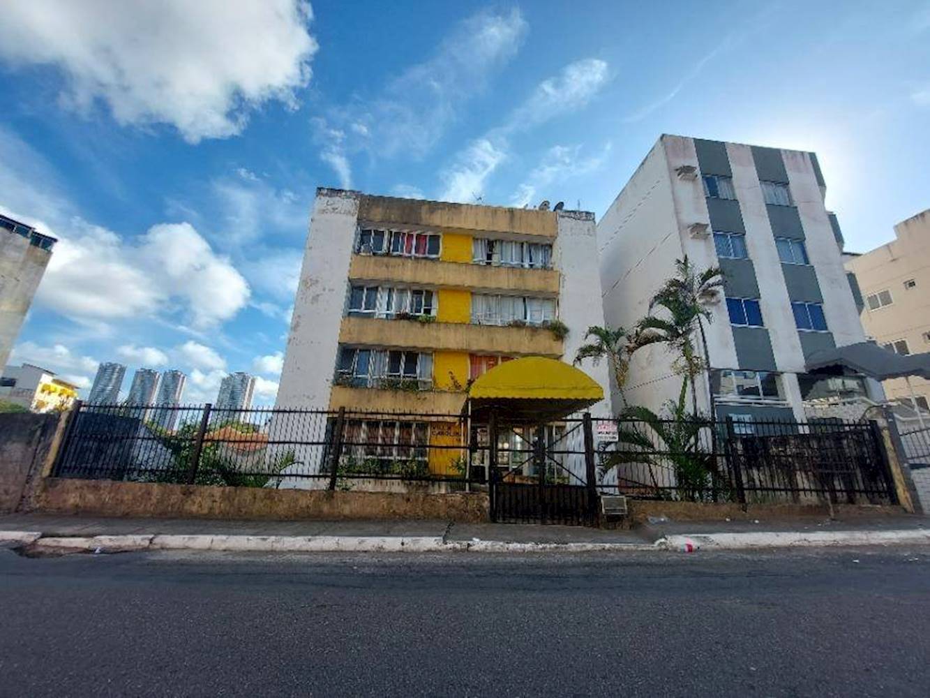 Imagem do imóvel Apartamento no "Ed. Vila Carolina" - Pernambues - Salvador/BA