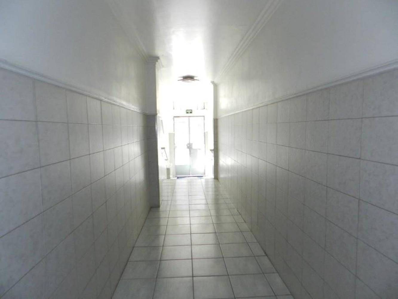Sala Comercial no "Ed. Estoril" - Independência - Porto Alegre/RS, localizado em Porto Alegre - RS
