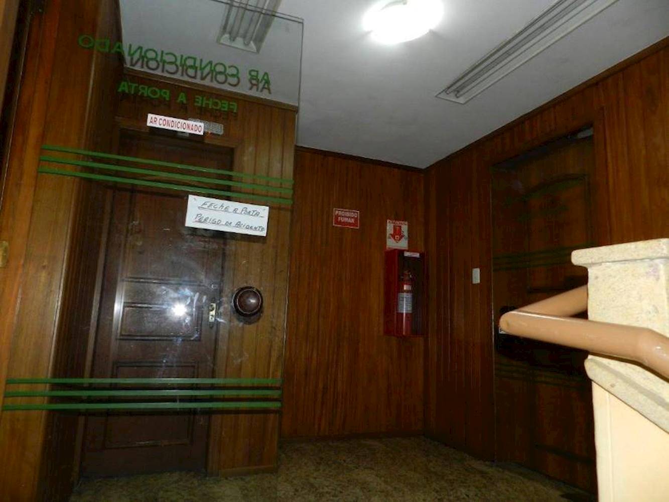 Sala Comercial no "Ed. Estoril" - Independência - Porto Alegre/RS, localizado em Porto Alegre - RS