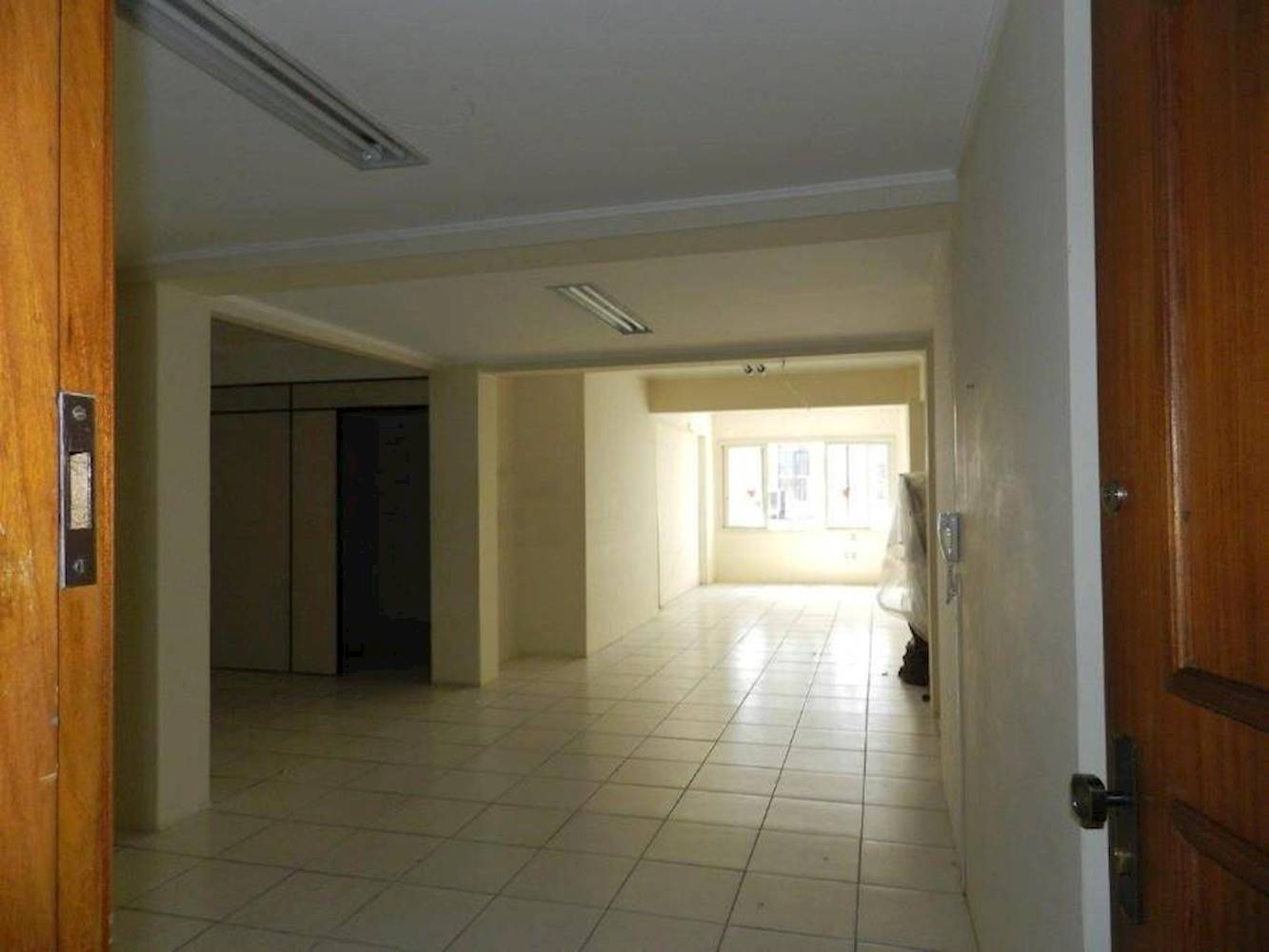 Sala Comercial no "Ed. Estoril" - Independência - Porto Alegre/RS, localizado em Porto Alegre - RS