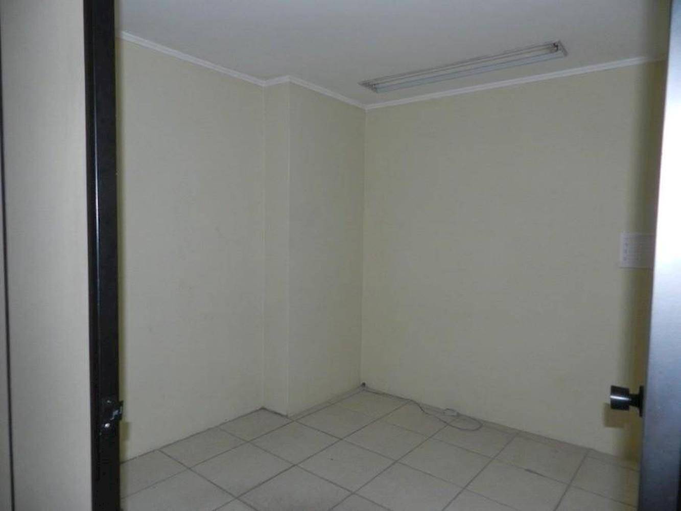 Sala Comercial no "Ed. Estoril" - Independência - Porto Alegre/RS, localizado em Porto Alegre - RS