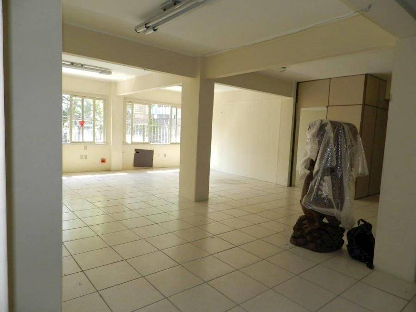 Sala Comercial no "Ed. Estoril" - Independência - Porto Alegre/RS, localizado em Porto Alegre - RS