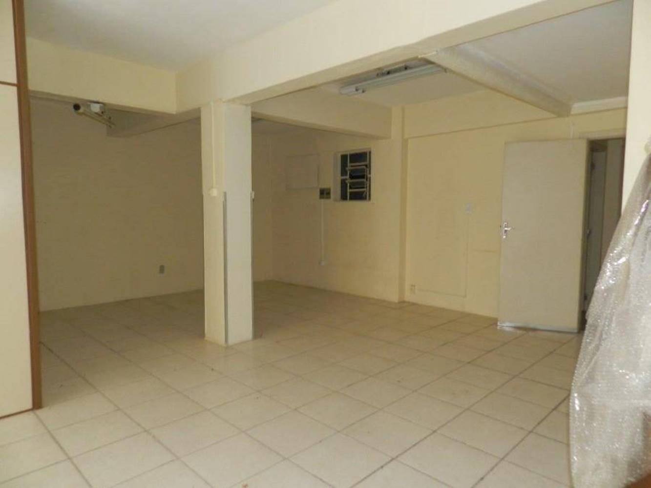 Sala Comercial no "Ed. Estoril" - Independência - Porto Alegre/RS, localizado em Porto Alegre - RS