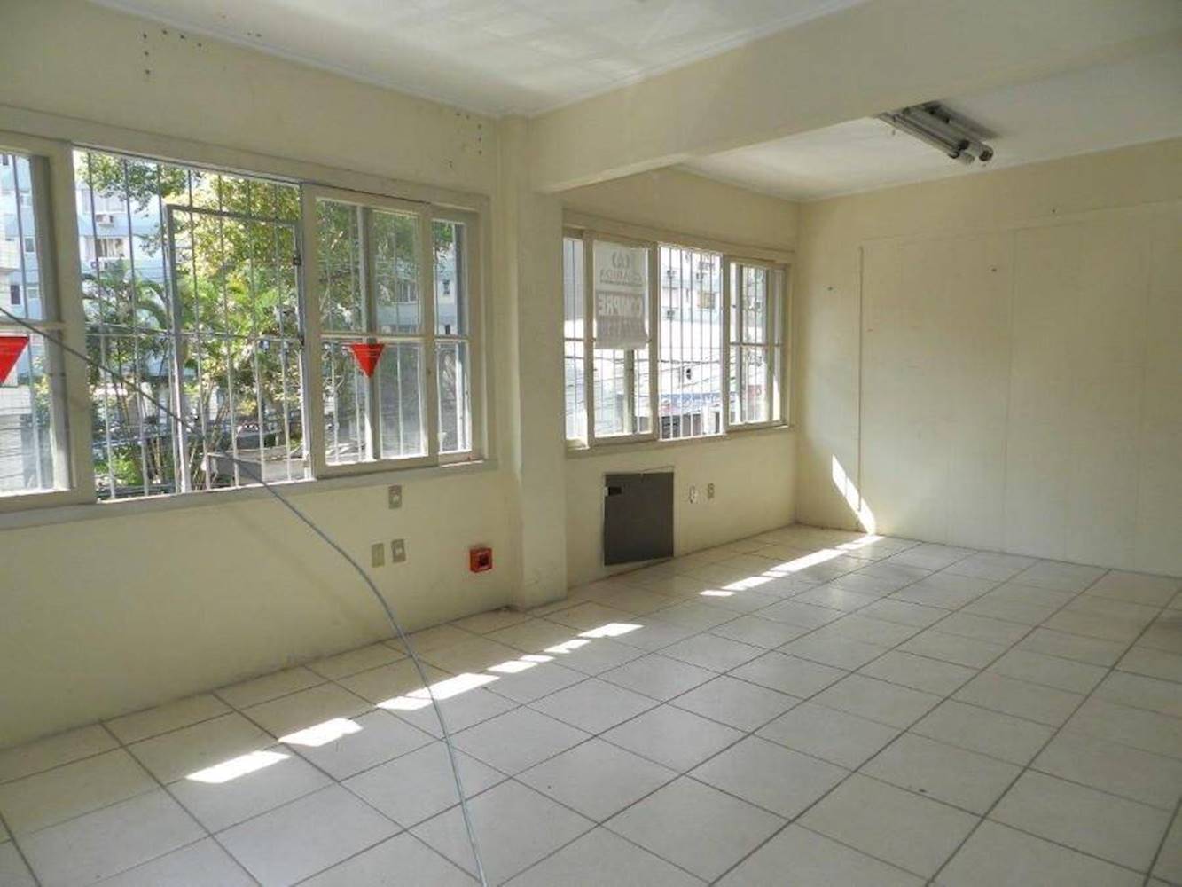 Sala Comercial no "Ed. Estoril" - Independência - Porto Alegre/RS, localizado em Porto Alegre - RS
