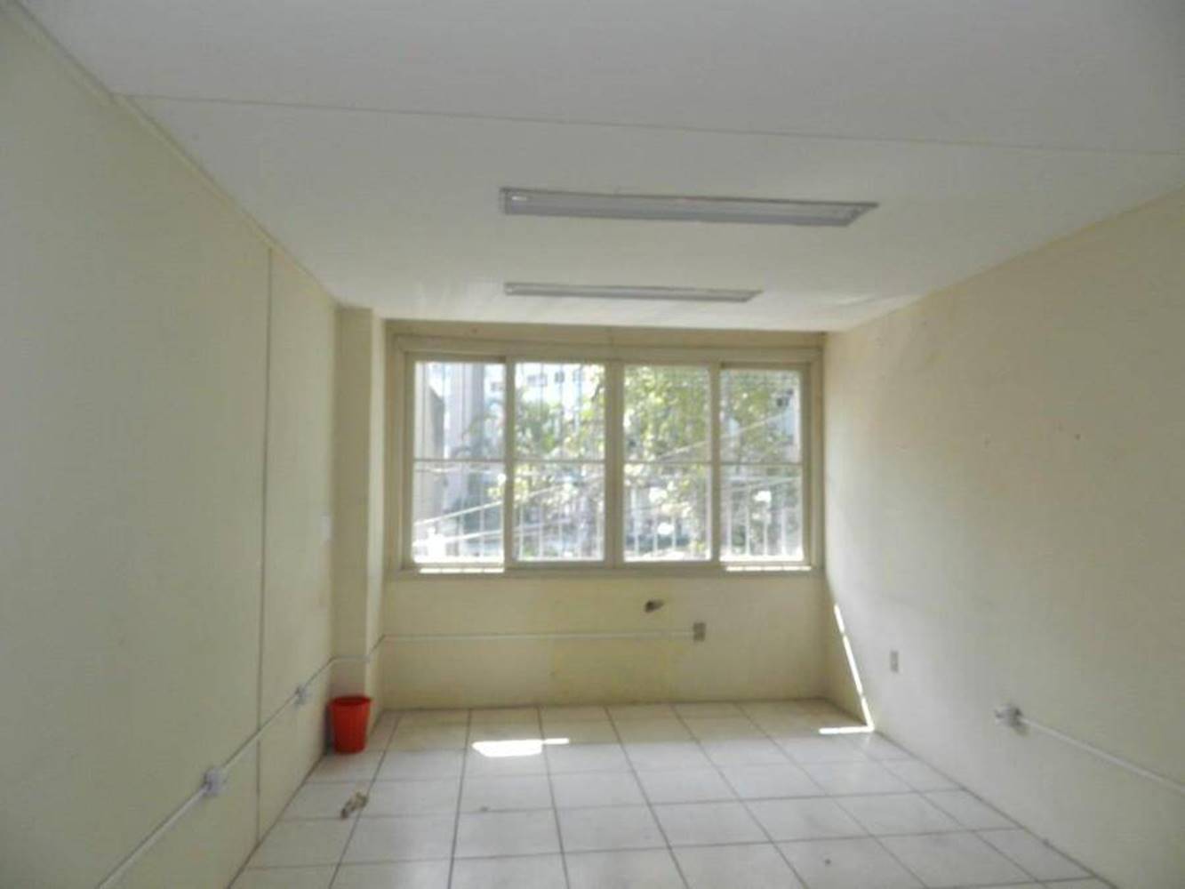 Sala Comercial no "Ed. Estoril" - Independência - Porto Alegre/RS, localizado em Porto Alegre - RS