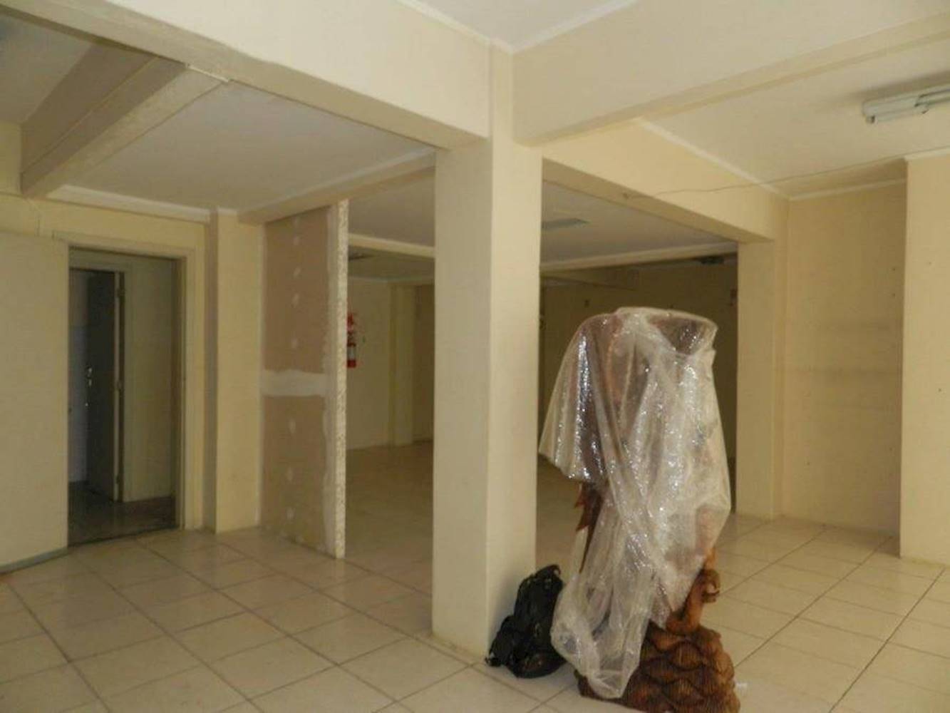 Sala Comercial no "Ed. Estoril" - Independência - Porto Alegre/RS, localizado em Porto Alegre - RS