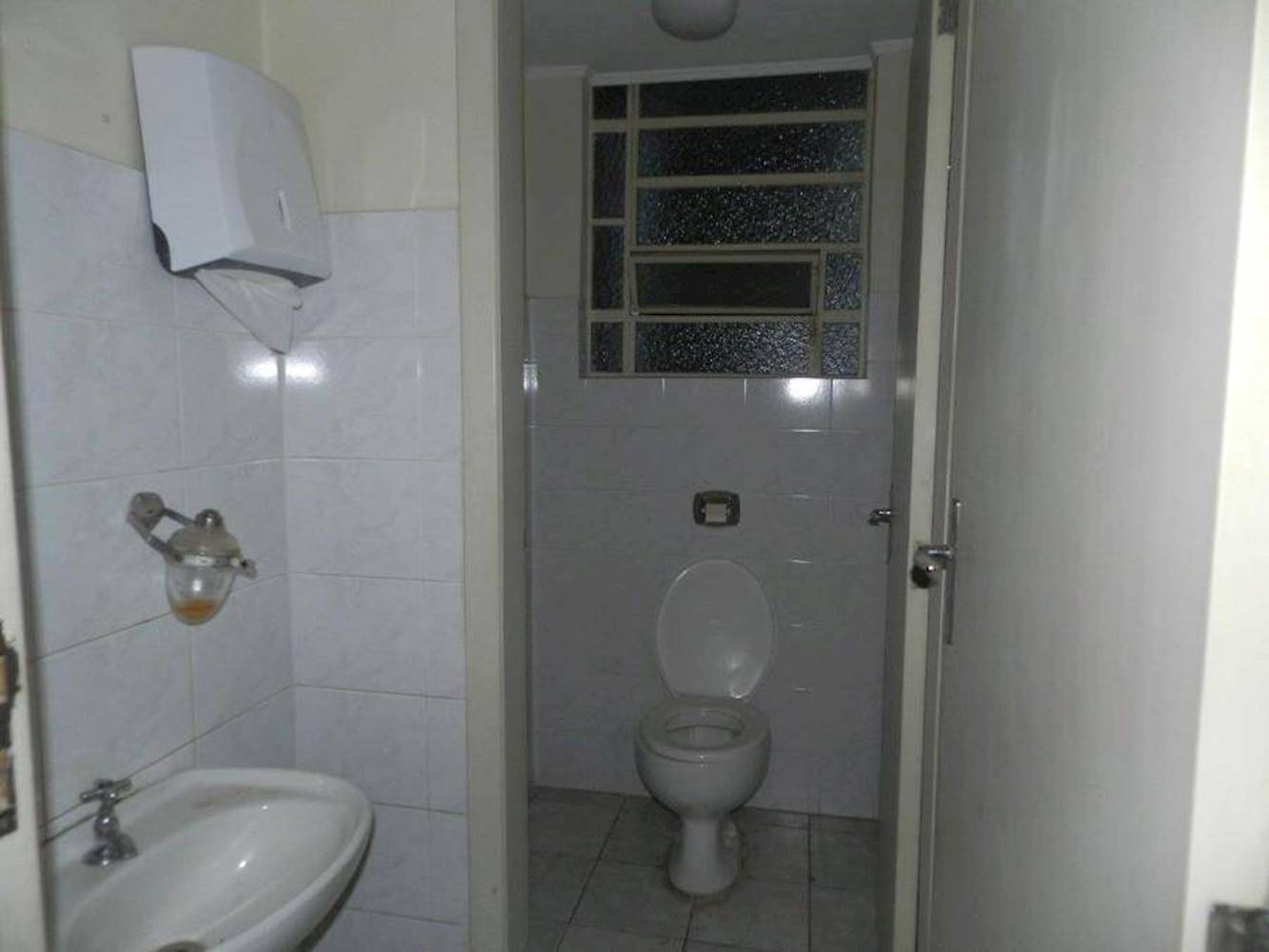 Sala Comercial no "Ed. Estoril" - Independência - Porto Alegre/RS, localizado em Porto Alegre - RS