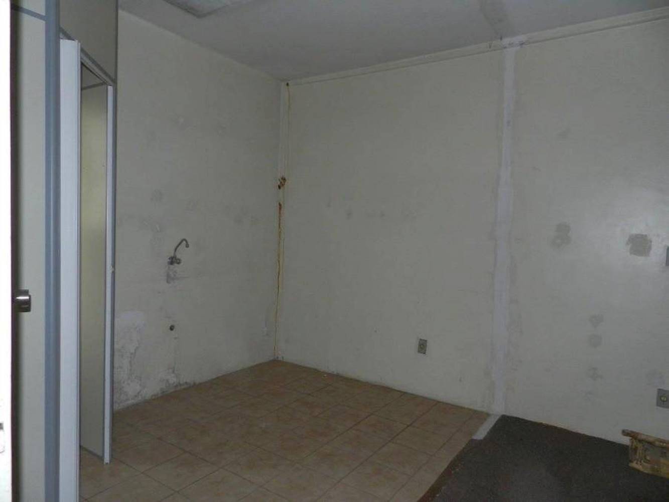 Sala Comercial no "Ed. Estoril" - Independência - Porto Alegre/RS, localizado em Porto Alegre - RS
