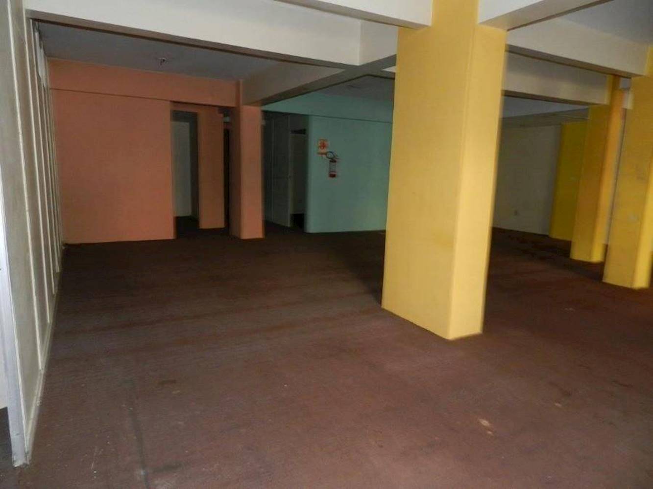 Sala Comercial no "Ed. Estoril" - Independência - Porto Alegre/RS, localizado em Porto Alegre - RS