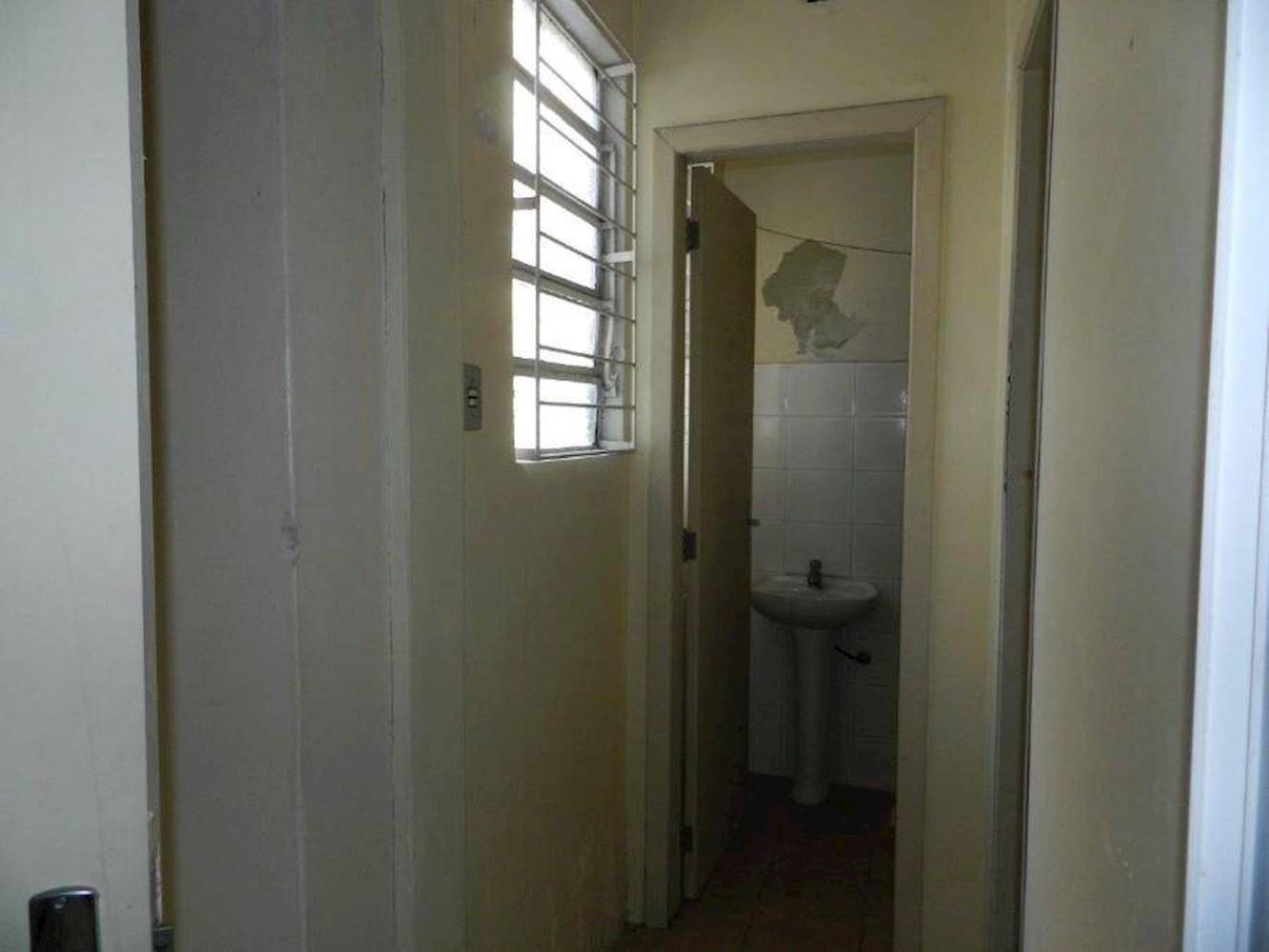 Sala Comercial no "Ed. Estoril" - Independência - Porto Alegre/RS, localizado em Porto Alegre - RS