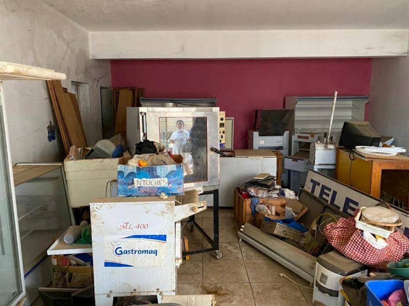 Prédio, Padrão, 1 vaga(s) de garagem, localizado em Nova Porteirinha - MG