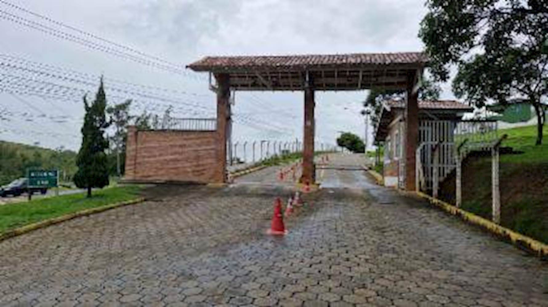 Casa em condomínio desocupada com 3 dormitórios e 141,8 m²