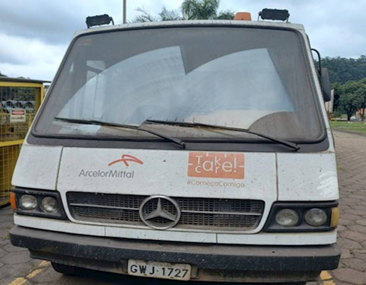 Caminhão Mercedes-Benz L 608D Furgão 1984 Bege Ocupado