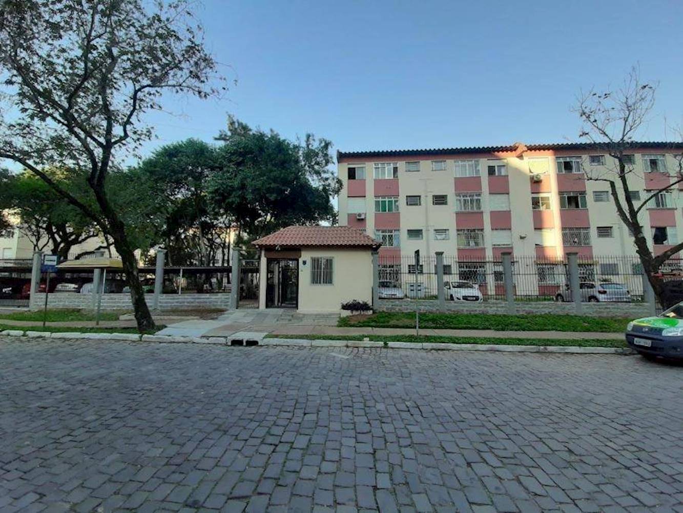 Apartamento no "Cond. Uruguai Forte de Corumbá" - Humaita - Porto Alegre/RS, localizado em Porto Alegre - RS