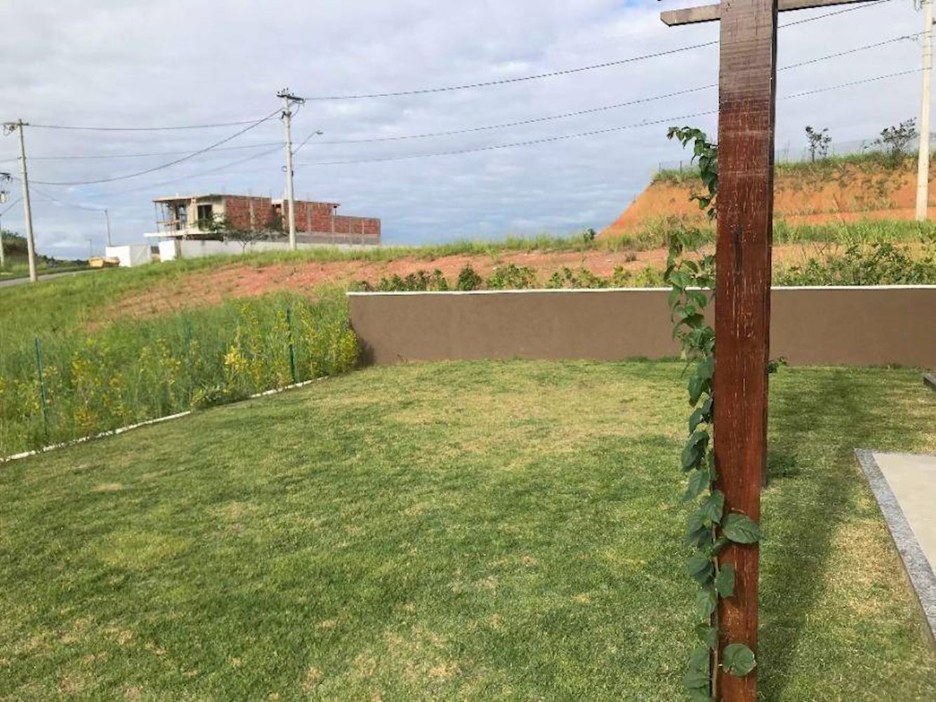 Casa no "Condomínio Solaris Residencial Clube" - Atlântico Leste Itaipuaçu - Maricá/RJ, localizado em Maricá - RJ, bairro Atlântico Leste Itaipuaçu