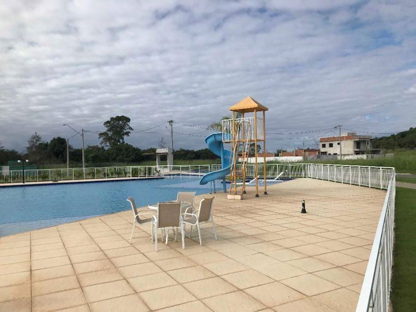 Casa no "Condomínio Solaris Residencial Clube" - Atlântico Leste Itaipuaçu - Maricá/RJ, localizado em Maricá - RJ, bairro Atlântico Leste Itaipuaçu