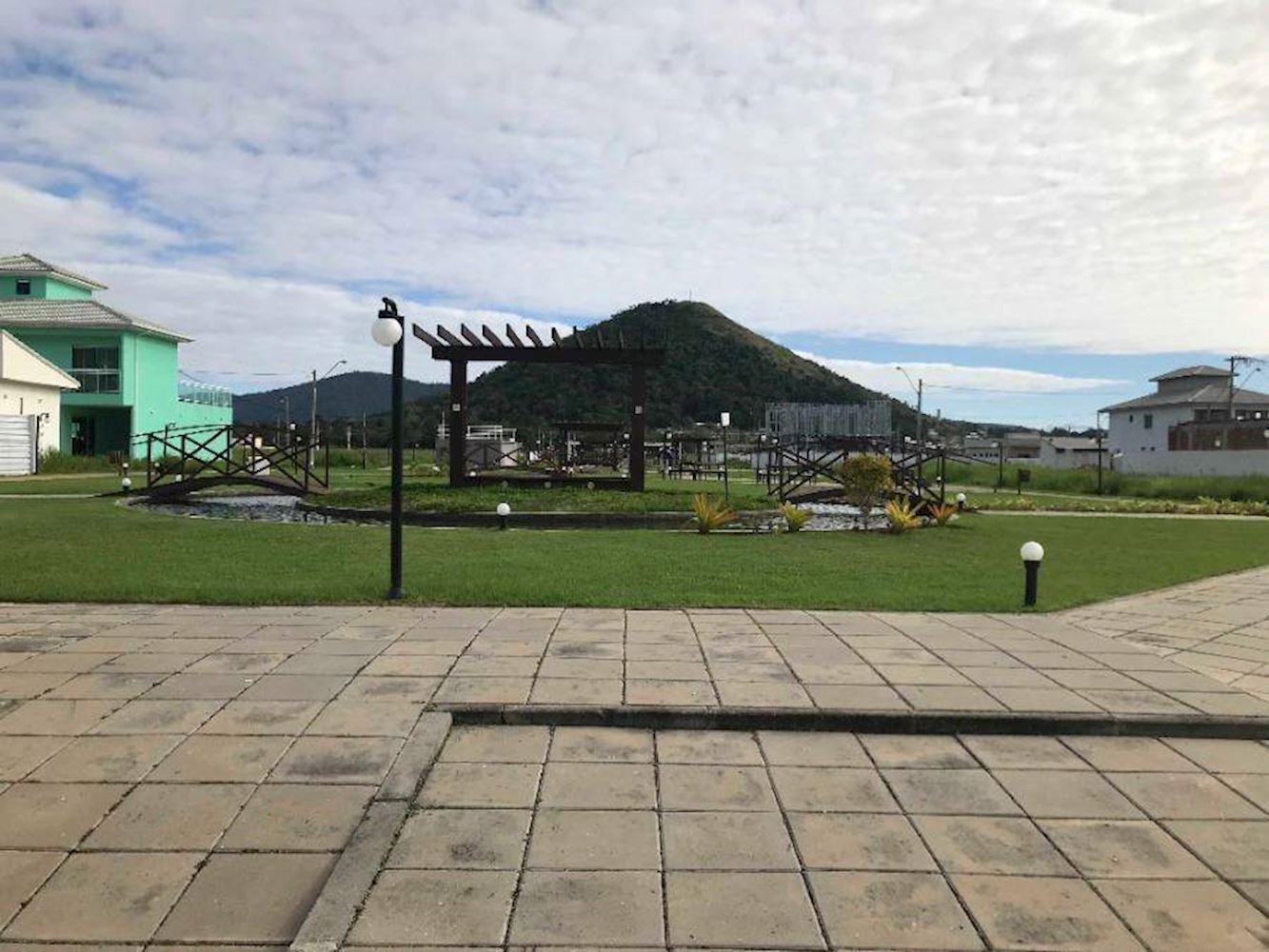 Casa no "Condomínio Solaris Residencial Clube" - Atlântico Leste Itaipuaçu - Maricá/RJ, localizado em Maricá - RJ, bairro Atlântico Leste Itaipuaçu