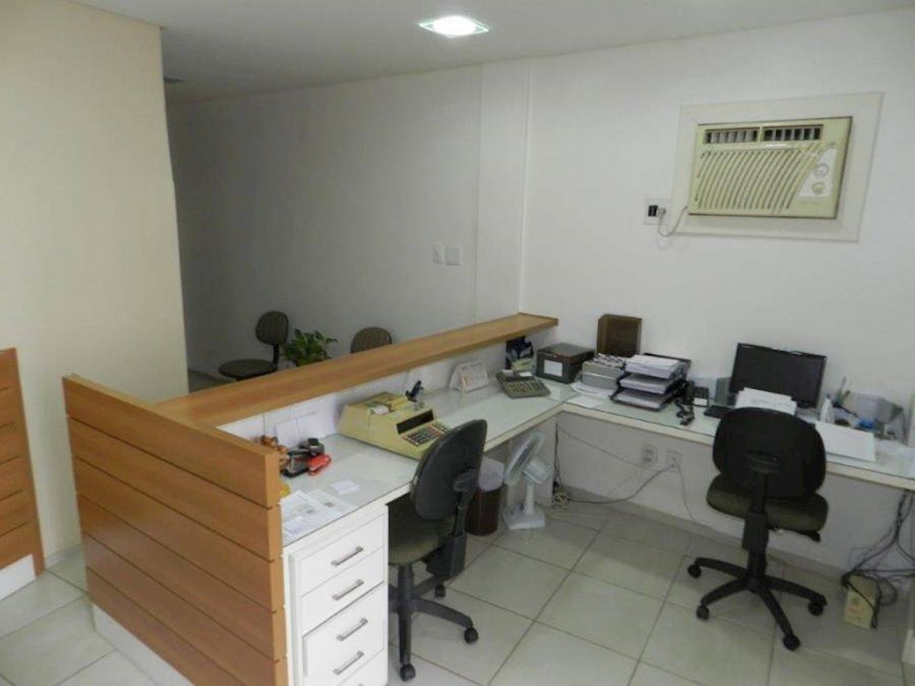Sala Comercial no "Edifício Continente de São Pedro" - Centro Histórico - Porto Alegre/RS, localizado em Porto Alegre - RS, bairro Centro Histórico