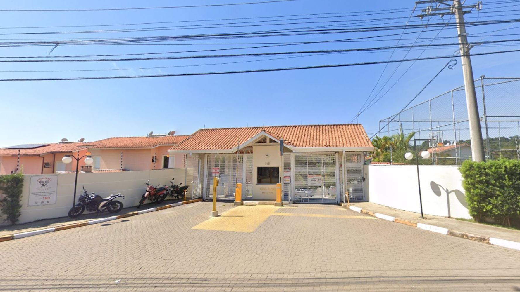 Casa no "Condomínio Residencial Porto Seguro" - Jardim Ipês - Cotia/SP, localizado em Cotia - SP, bairro Jardim Ipês