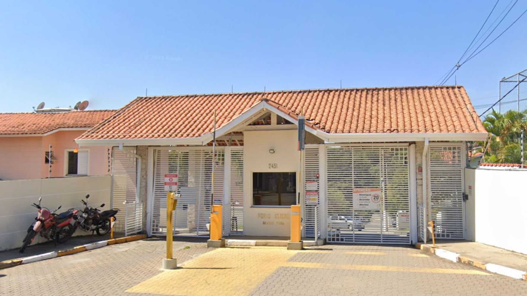 Casa no "Condomínio Residencial Porto Seguro" - Jardim Ipês - Cotia/SP, localizado em Cotia - SP, bairro Jardim Ipês